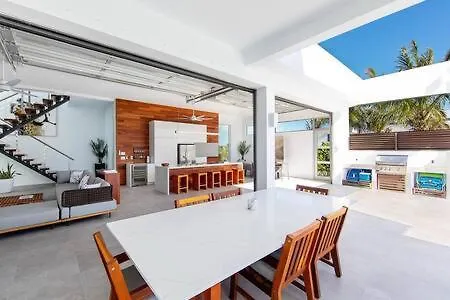Oceanside 2 Bedroom Luxury Villa With Private Pool, 500Ft From Long Bay Beach -V6