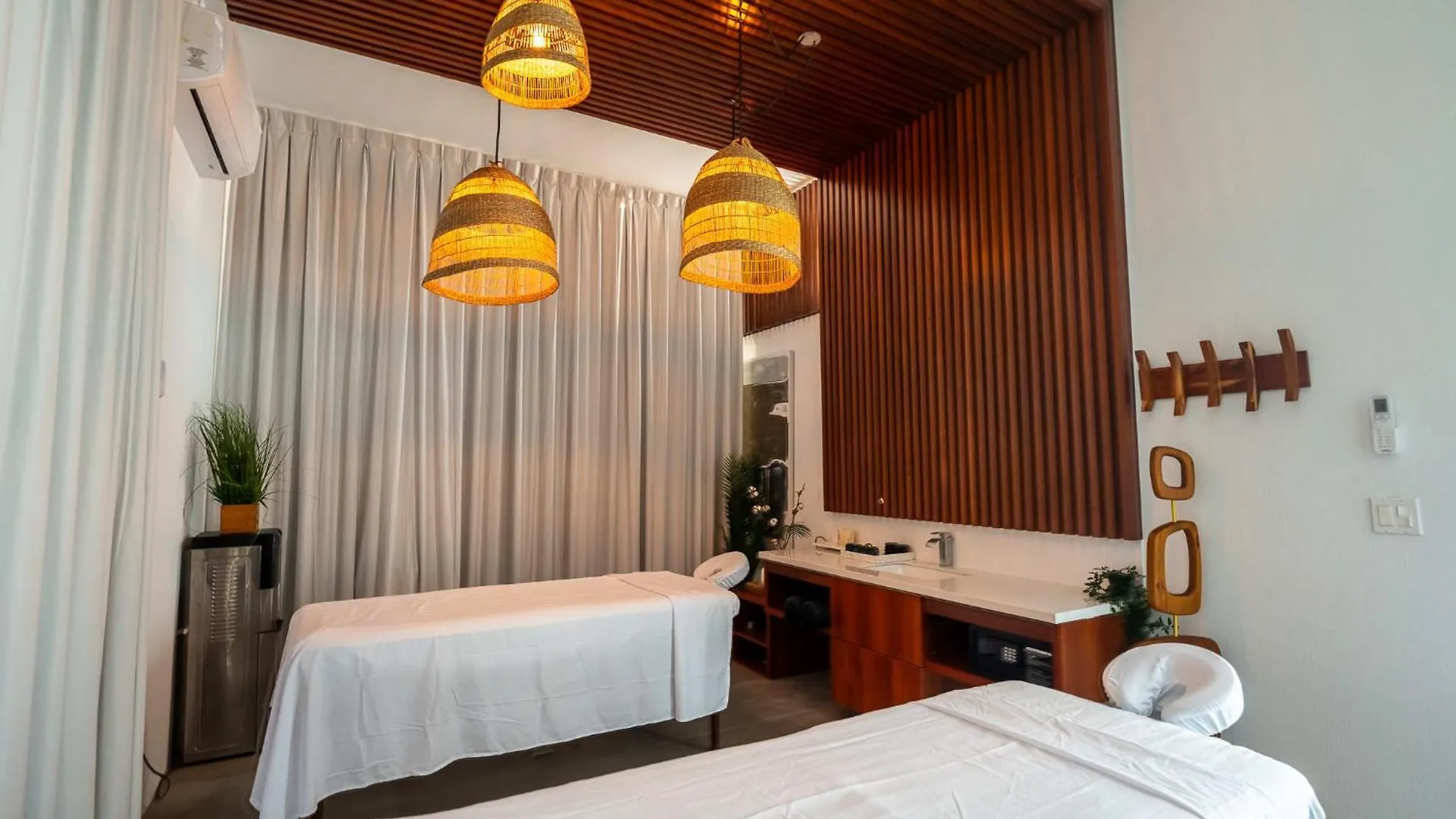 Oceanside 2 Bedroom Luxury Villa With Private Pool, 500Ft From Long Bay Beach -V6